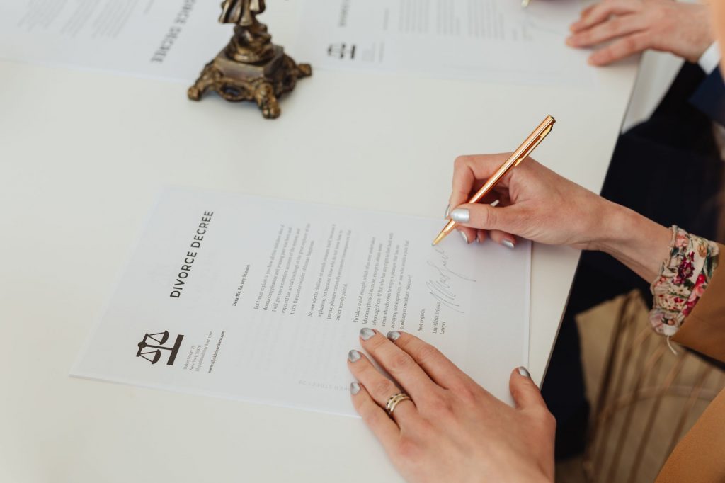 Parents discutant d'un divorce par consentement mutuel