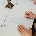 Parents discutant d'un divorce par consentement mutuel