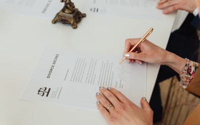 Parents discutant d'un divorce par consentement mutuel