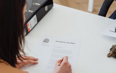 Parents discutant d'un dossier de divorce par faute