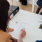 Couple discutant des frais de divorce en consultation juridique