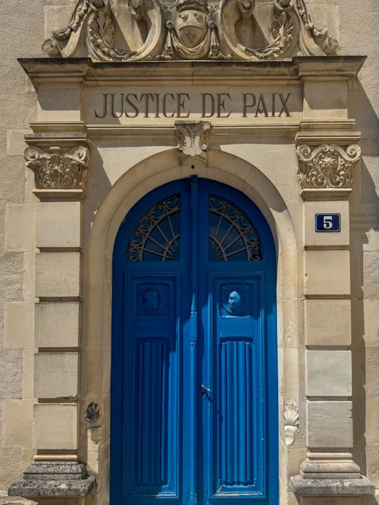 Curatelle ou tutelle : aide familiale et protection juridique