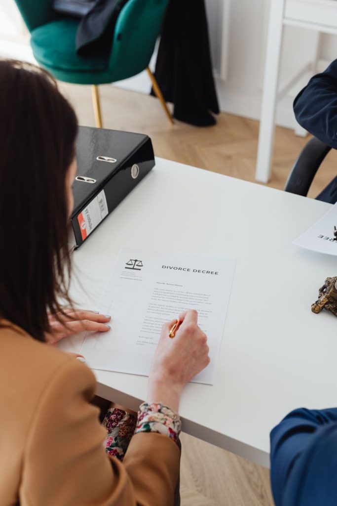 Avocate pour divorce conseillant un parent sur des documents juridiques