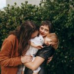 Parents signant une convention parentale