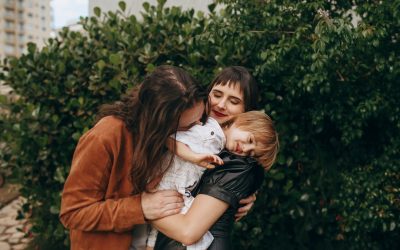Parents signant une convention parentale