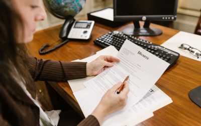 Parent lisant des documents de divorce sans avocats