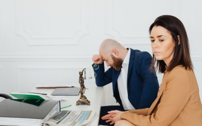 Couple et documents juridiques pour Pacs dissolution